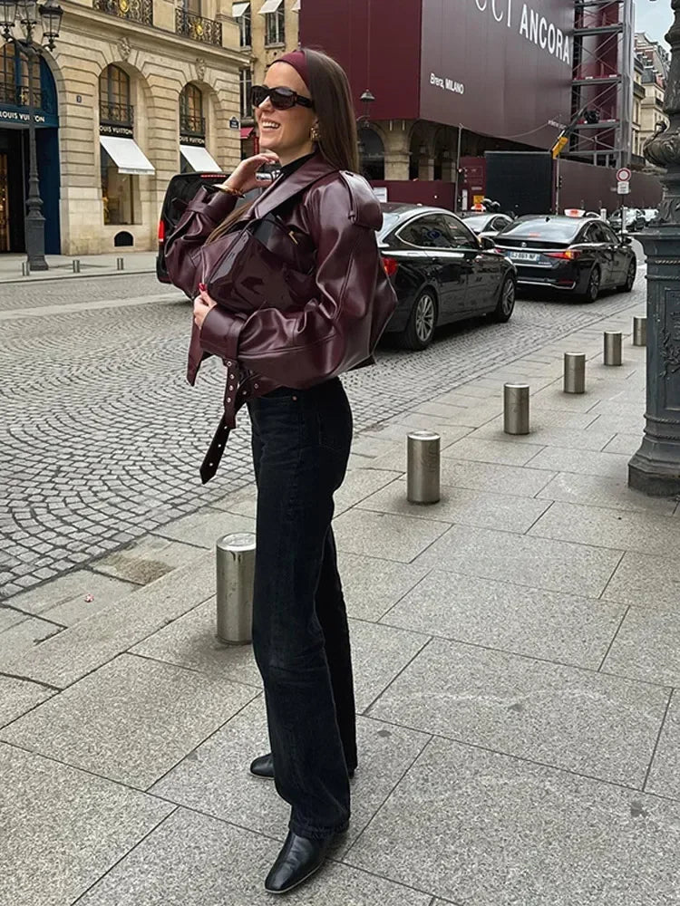 Elegant kort bordeauxrood damesjasje van leer met reverskraag, geschikt voor avondkleding.
