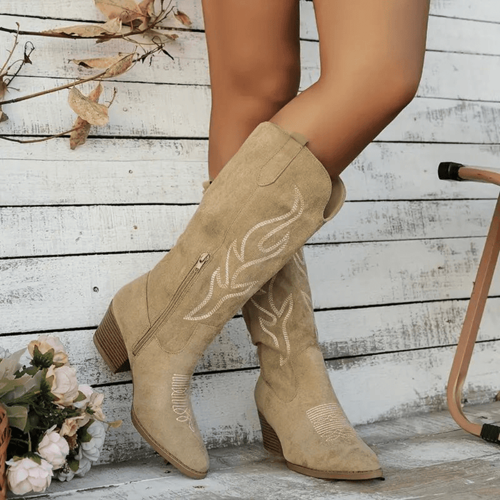 Kaki cowboylaarzen Ruby gedragen bij een outfit