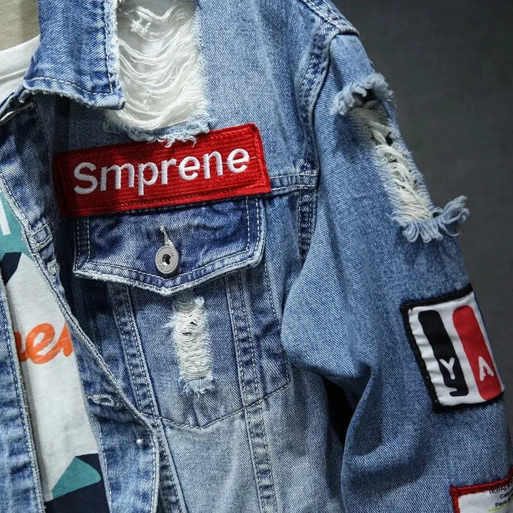 Detailopname van blauwe heren spijkerjas met gerafelde afwerking en casual stijl