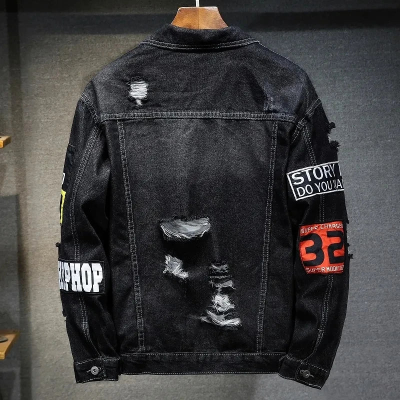 Achterkant van de zwarte heren denim jas met opvallende details en beschadigingen