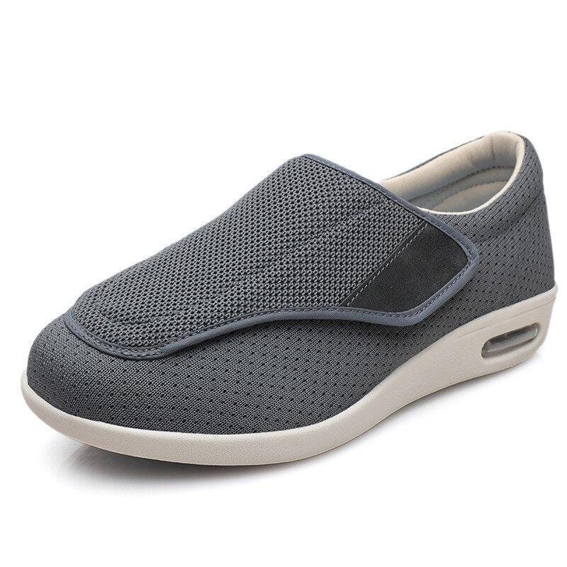 Gevoelige voeten schoenen met antislipzool, brede pasvorm en ademend materiaal.