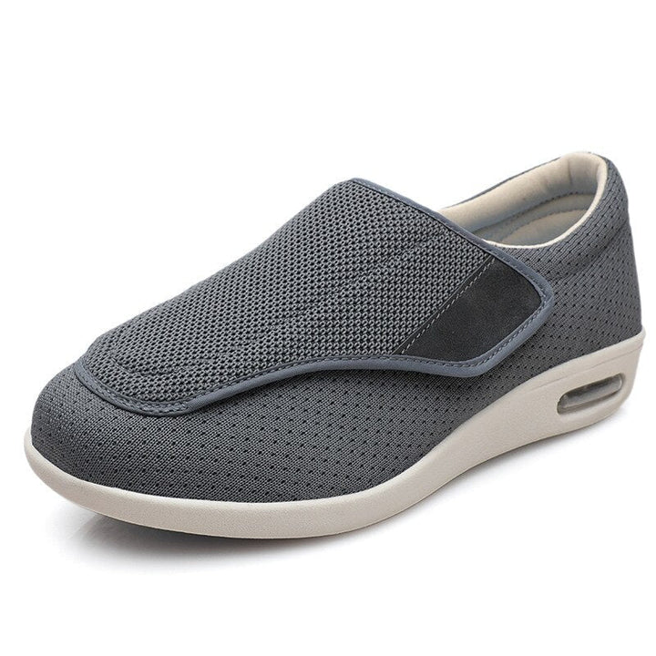 Gevoelige voeten schoenen met antislipzool, brede pasvorm en ademend materiaal.