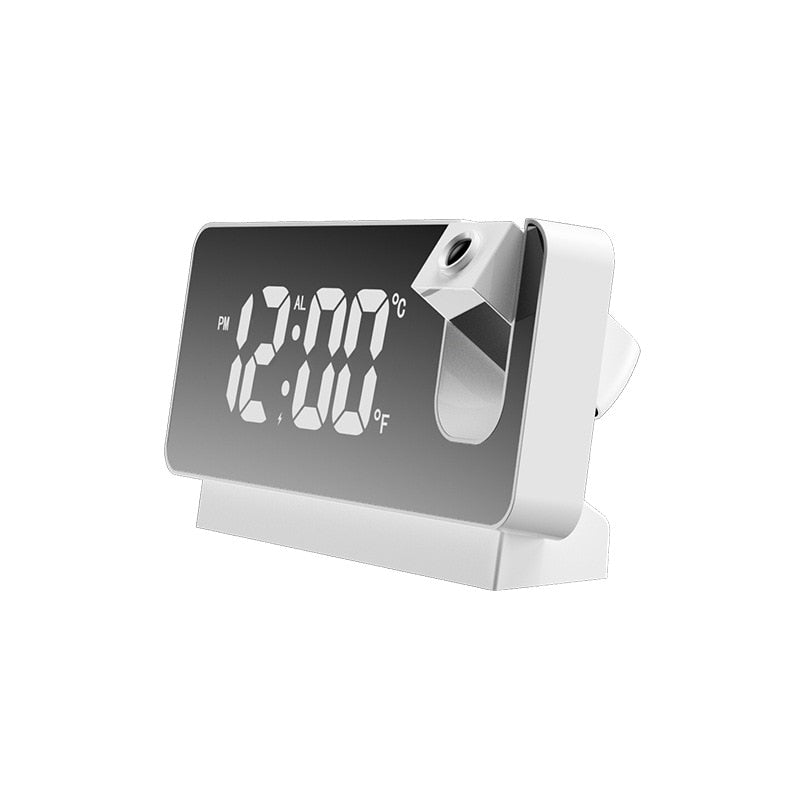 Wekker met USB-oplader en projectie van tijd op plafond, handig voor het opladen van je telefoon.