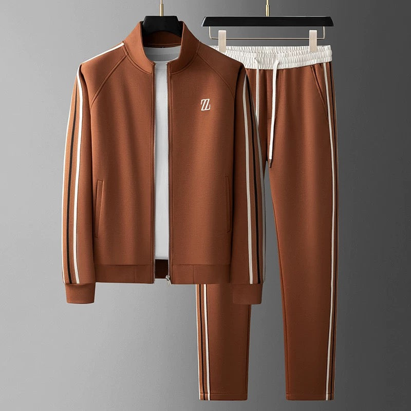 Bruin heren trainingspak van lycra-polyester. Comfortabel en flexibel voor fitness, sport & athleisure.