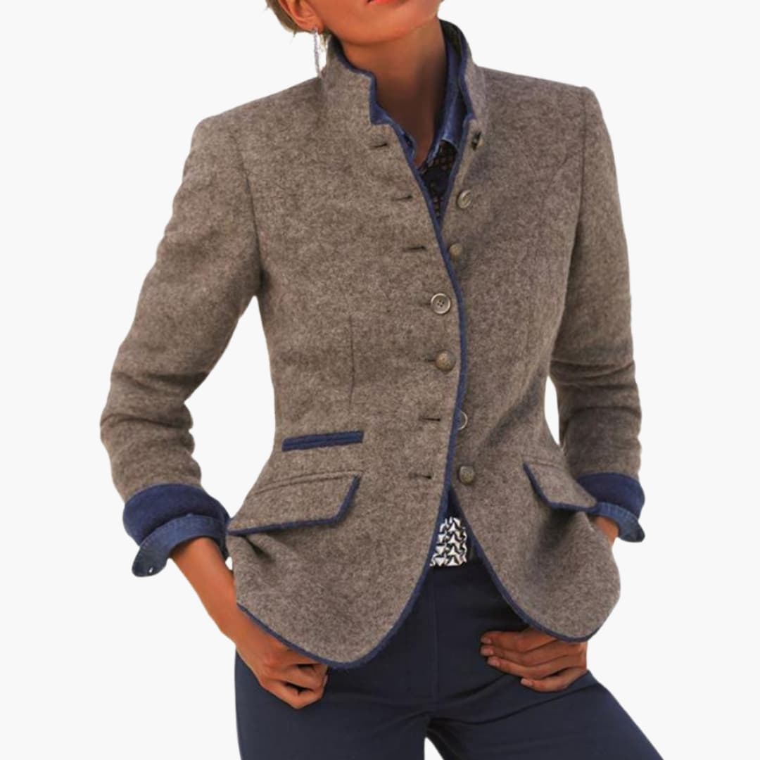 Bruine damesblazer met elegante reverskraag en knoopsluiting, geschikt voor zakelijke en casual gelegenheden.