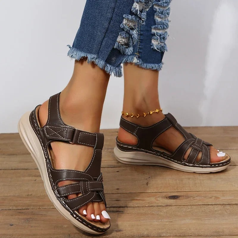 Elegante zwarte dames sandalen Emilia, orthopedisch en stijlvol, ideaal als open zomerschoenen met pijnverlichting.