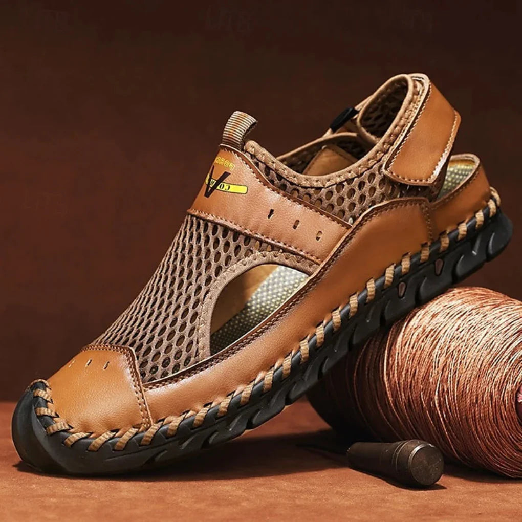 Bruine heren orthopedische sandalen met gesloten teen, ideaal voor comfortabel wandelen en voetbescherming.