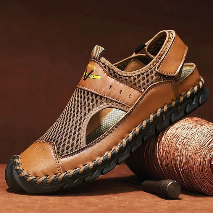 Bruine heren orthopedische sandalen met gesloten teen, ideaal voor comfortabel wandelen en voetbescherming.