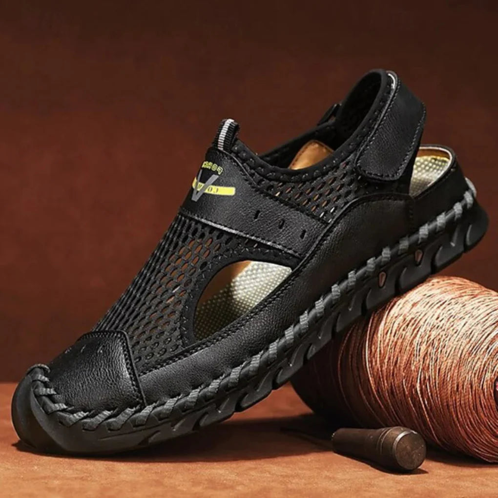 Zwarte heren wandelsandalen met gesloten teen, verstelbare banden en stevige grip voor buitenactiviteiten.