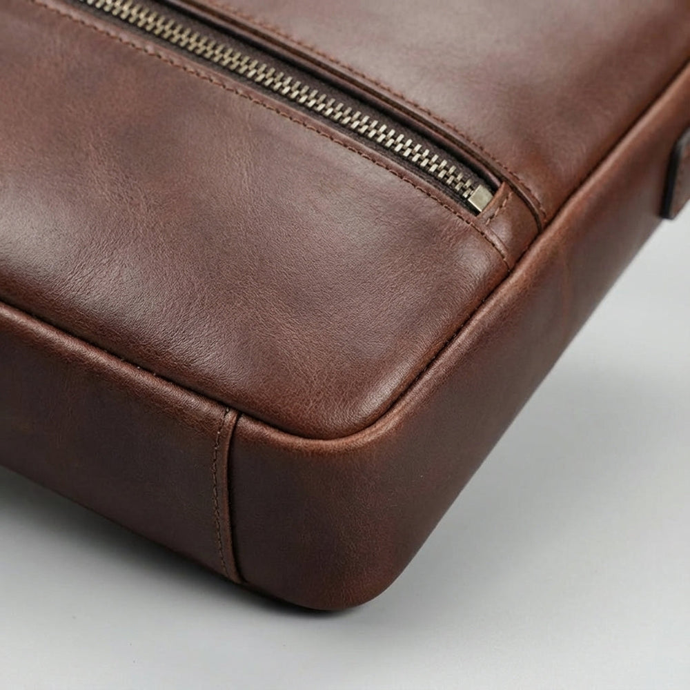 Zakelijke heren laptoptas van leer, bruin, ideaal voor Macbook of tablet met optimale bescherming en stijl.