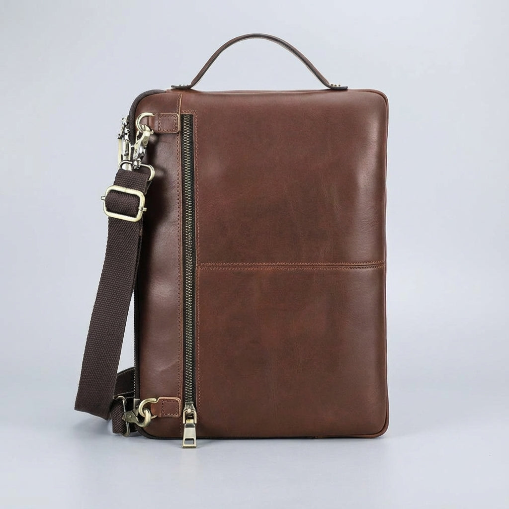 Leren heren aktetas/schoudertas in bruin, perfect als documententas en laptoptas voor zakelijk gebruik.