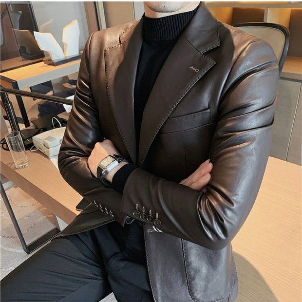 Man draagt bruine leren blazer (Maverik), perfect voor een smart-casual of zakelijke heren outfit.