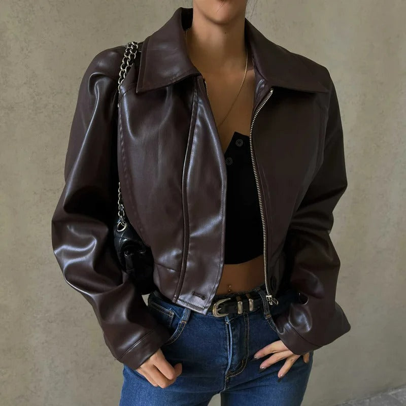 Bruine PU-leren dames zomerjas Rivka met reverskraag. Ideaal als trendy, kort model voor dames.
