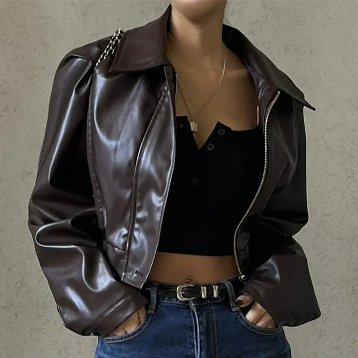 Trendy bruine PU-leren dames jas met reverskraag. Comfortabele zomerjas voor een stijlvolle look.