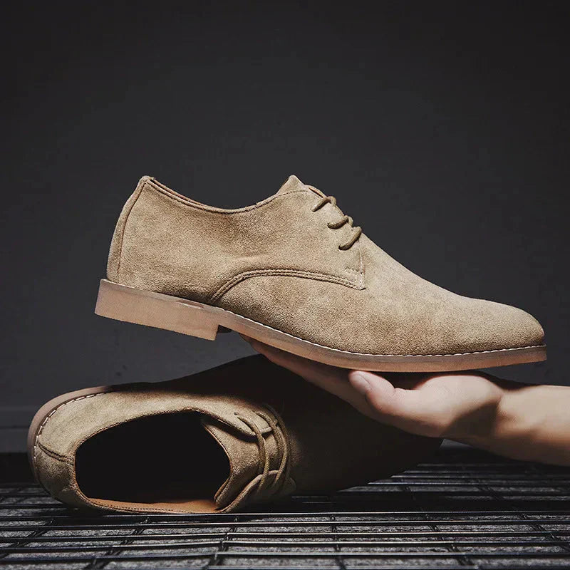 Zwarte suède heren Oxford veterschoenen, perfect voor een nette en zakelijke outfit.