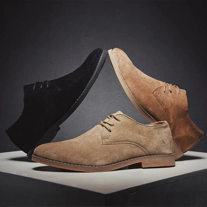 Close-up van de textuur en veters van bruine suède Sebastian Oxford schoenen.
