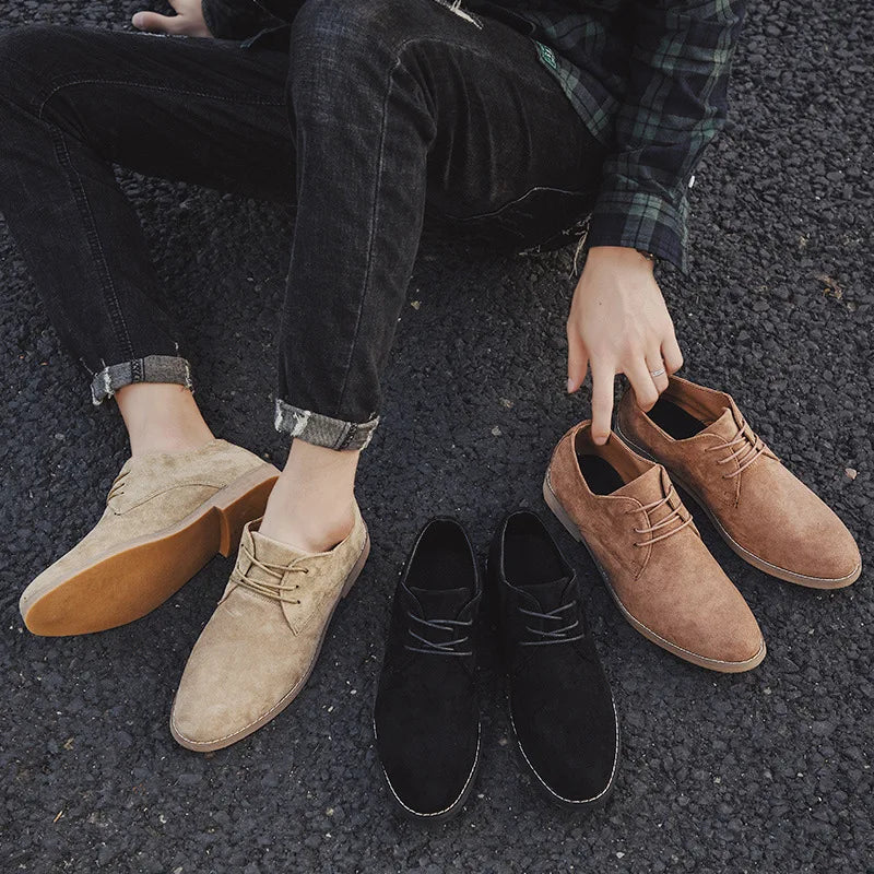 Man presenteert zwarte suède Oxford schoenen, perfect als stijlvolle toevoeging aan elke outfit.