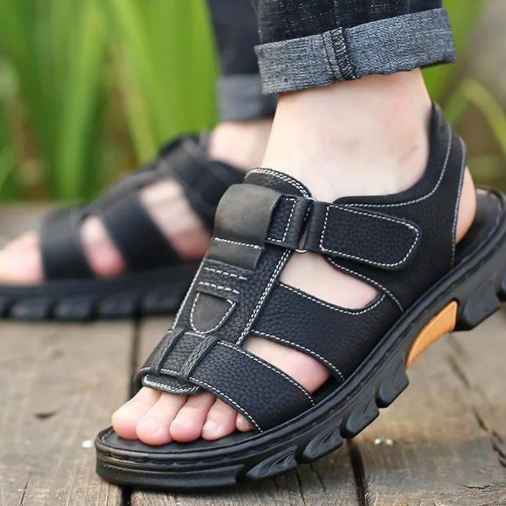 Zwarte Thijs orthopedische leren herensandalen, ideaal voor comfortabel wandelen en dagelijks gebruik.