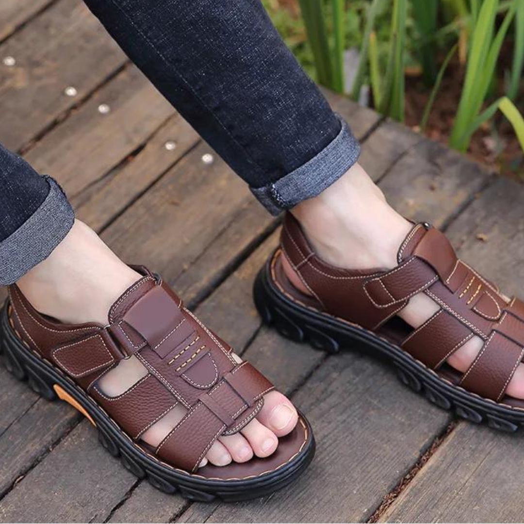 Bovenaanzicht van de stijlvolle bruine Thijs orthopedische herensandalen, perfect voor vakantie en dagelijks comfort.