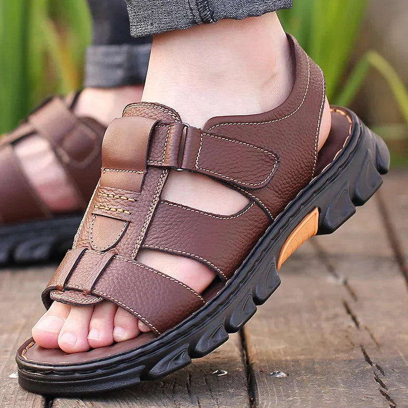 Hoogwaardig leer en stevige zool van de Thijs orthopedische herensandalen, voor duurzaamheid en ademend comfort.