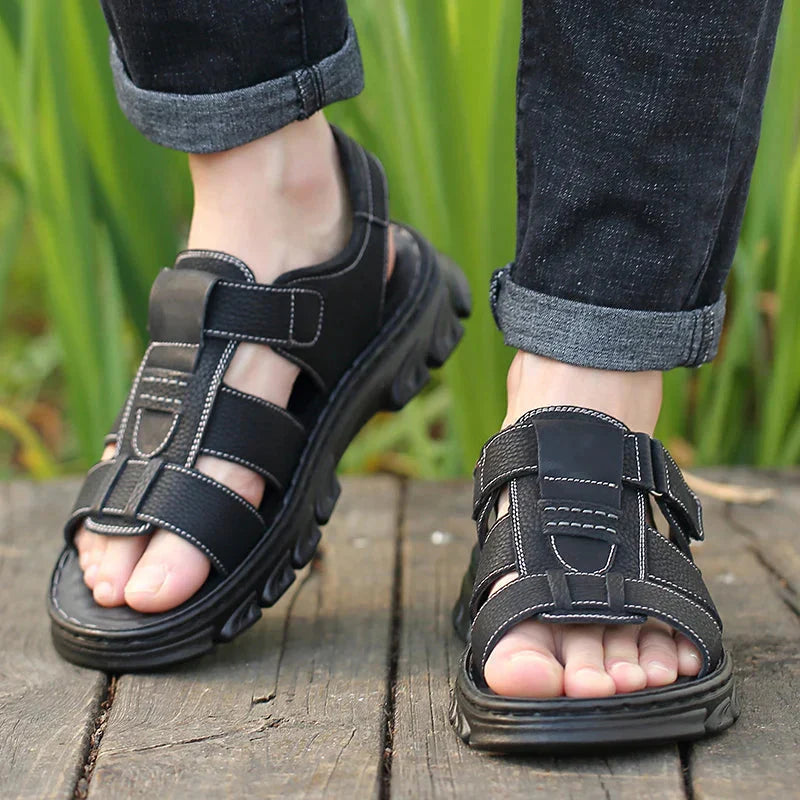 Thijs orthopedische leren herensandalen op strand, perfect voor een comfortabele vakantie en zomerse dagen.