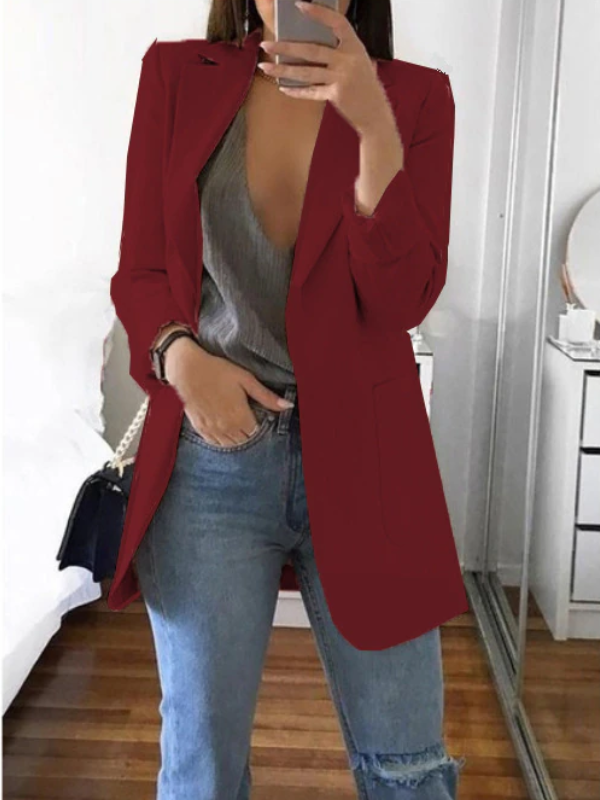 Model draagt een bordeauxrode Slim-Fit Blazer Katie, gecombineerd met jeans en een grijze top, casual en toch chic.