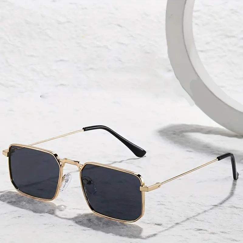 Trendy unisex zonnebril met optimale UV-bescherming, een stijlvol accessoire voor de zomer.