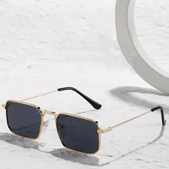 Trendy unisex zonnebril met optimale UV-bescherming, een stijlvol accessoire voor de zomer.