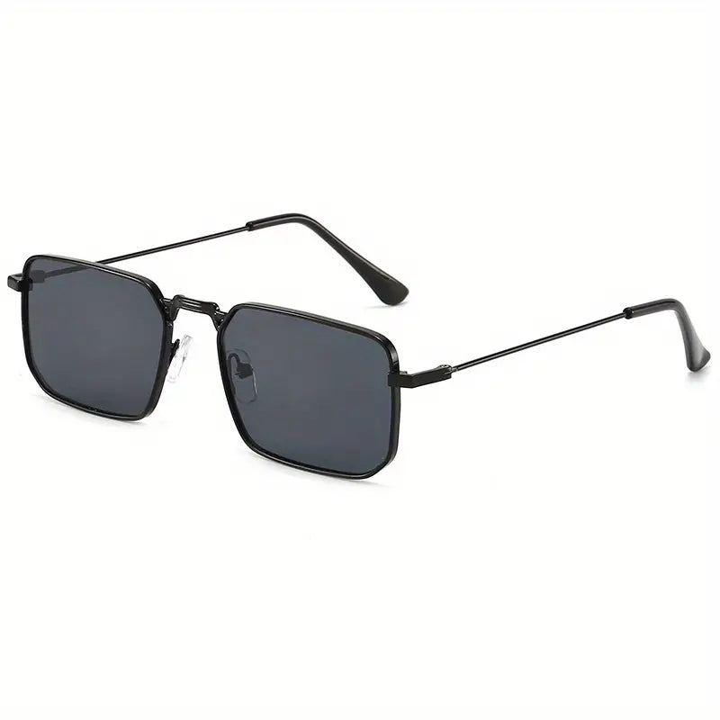 Stijlvolle unisex zonnebril met donkere polycarbonaat glazen, perfect voor zomerse dagen en oogbescherming.