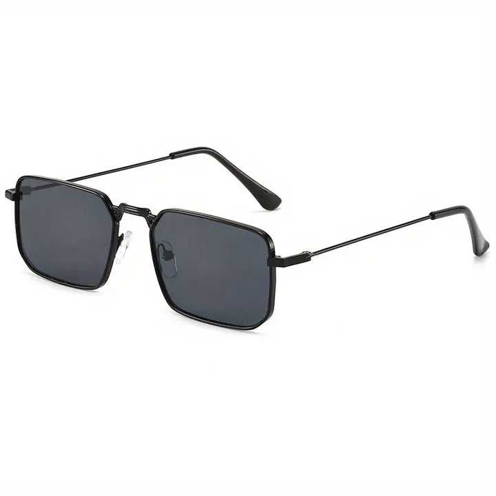 Stijlvolle unisex zonnebril met donkere polycarbonaat glazen, perfect voor zomerse dagen en oogbescherming.