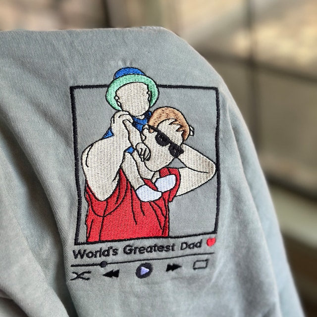 StitchPortrait unisex sweatshirt, zijaanzicht met gedetailleerd borduurwerk