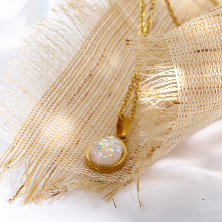 Elegante 18K gouden ketting met natuurlijke opaal druppelhanger. Luxe dames sieraad.