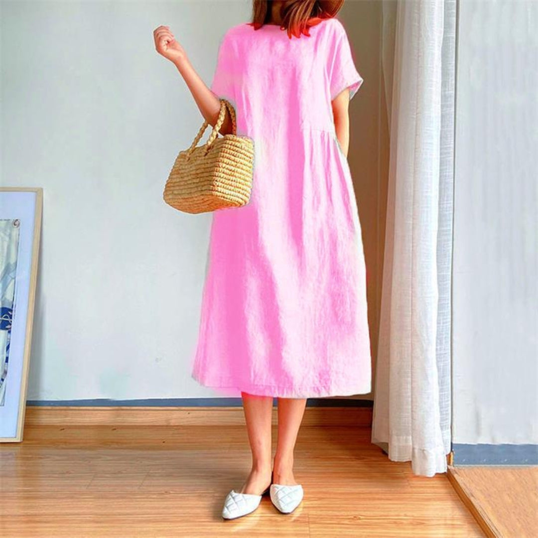Zomerse losse pasvorm midi jurk voor dames, met korte mouwen en praktische zakken.