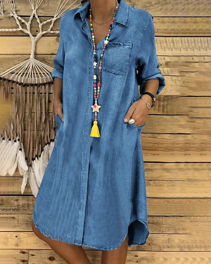 "Casual denim blousejurk, relaxed pasvorm, klassieke knoopsluiting, luchtige stof, geschikt voor dagelijks comfort en stijl."