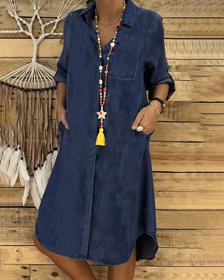 "Casual denim blousejurk, relaxed pasvorm, klassieke knoopsluiting, luchtige stof, geschikt voor dagelijks comfort en stijl."
