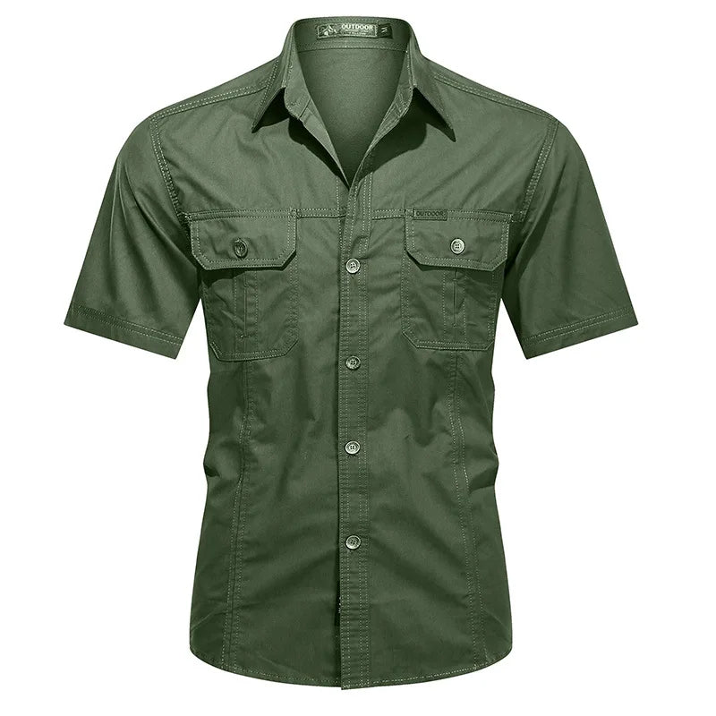 Casual heren overhemd met knoopsluiting, korte mouwen en praktische borstzakken voor een comfortabele look.