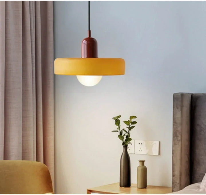 Detail van de CelestiGlass hanglamp; helder glas en strak modern design.