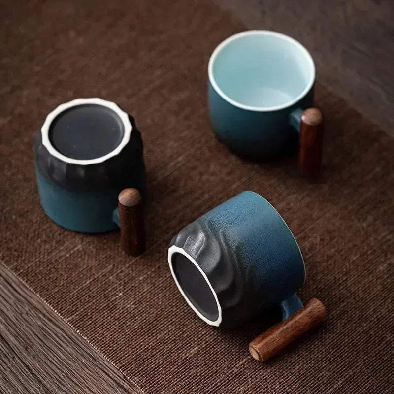 Stijlvolle CeramiClass espresso kop van keramiek, 80 ml, met ergonomische houten greep. Perfect handgemaakt design.