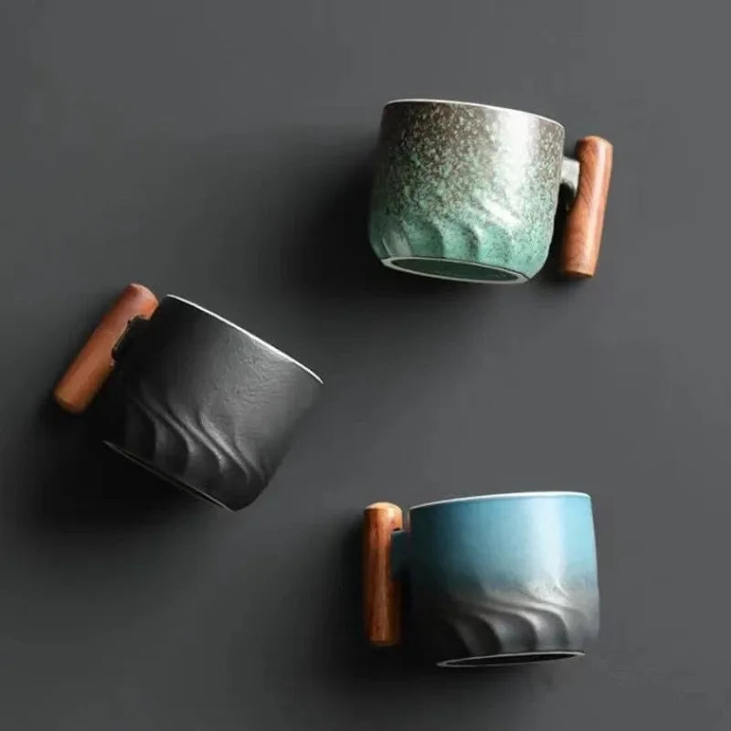 Exclusieve CeramiClass koffiekop met houten greep. Handgemaakt keramisch design, 80 ml, ideaal als cadeau of servies.