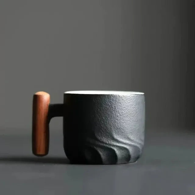Keramische CeramiClass koffiekop met warme houten greep, 80 ml. Ideaal voor espresso of kleine thee, uniek design.