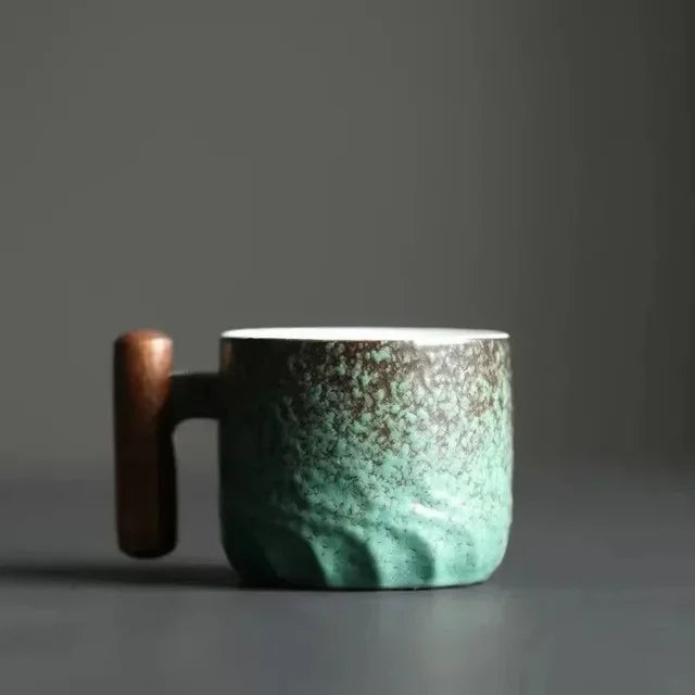 Handgemaakte CeramiClass koffiekop van keramiek, 80 ml. Uniek design met comfortabele houten greep voor espresso.