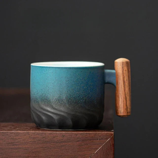 CeramiClass 80 ml keramische koffiekop met unieke houten greep. Perfecte espresso mok, handgemaakt en stijlvol servies.