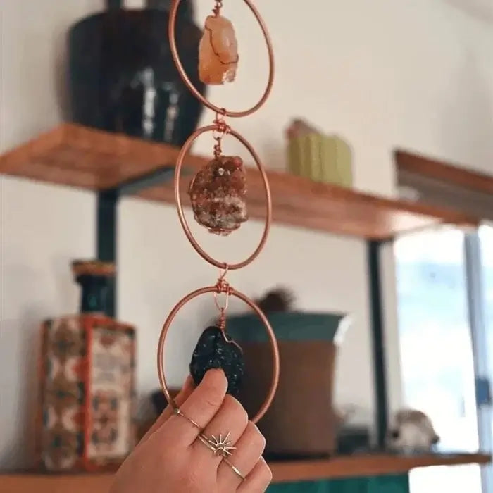 Kleurrijke chakra wandhanger met edelstenen; brengt positieve energie en spiritualiteit in elke ruimte.