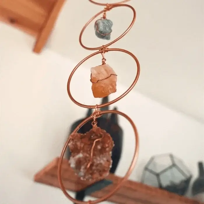 Handgemaakte chakra decoratie met edelstenen, ideaal voor energiebalans en een rustgevende, positieve sfeer.