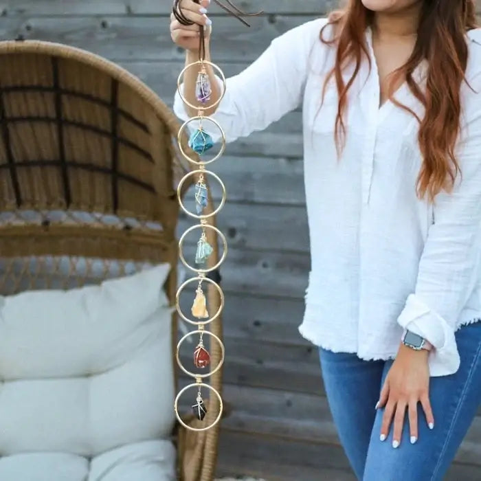 Chakra hanger van edelstenen voor decoratie. Bevordert positieve energie, balans en spiritualiteit in huis.