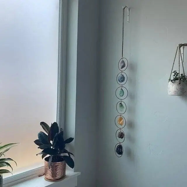Unieke handgemaakte chakra decoratie met edelstenen; stimuleert positieve energie en balans voor elke kamer.