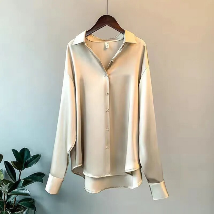 Champagnekleurige dames retro blouse hangend op een hanger
