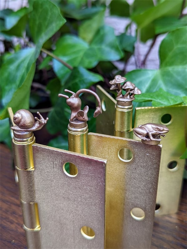 Charmante vintage scharnierkoppen van hars, unieke deurdecoratie voor elk interieur.