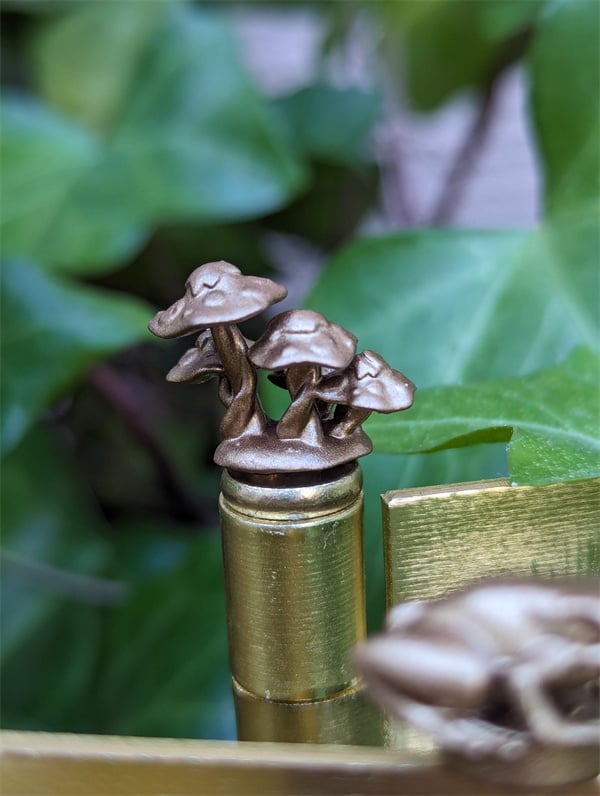 Opvallende schedel scharnierkop, stoere decoratie van hars voor jouw woninginrichting.