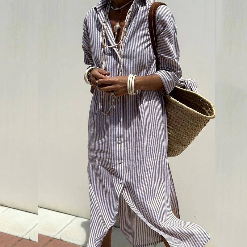 Luchtige gestreepte midi overhemdjurk, perfect als chic en comfortabel item voor lente- en zomerse dagen.